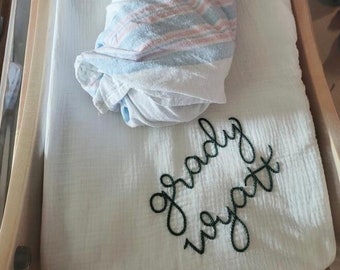 Handbesticktes Baby Swaddle // personalisierte Monogram Musselin Decke