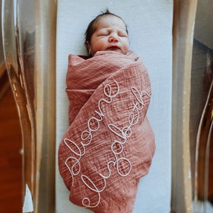 Handbesticktes Swaddle/ Musselin Decke mit Monogramm