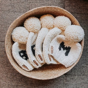 Gorro clásico de boj inglés con monograma y pompón // Gorro tejido a mano con letras personalizadas // Para bebés, niños y adultos