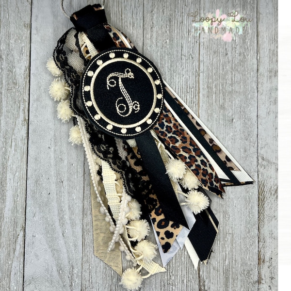 Leopard Tier Druck, Stickerei Monogramm Bogg Taschen Accessoire, schwarz schimmernde Initiale Charm, Band Quaste Tag, Schlüsselanhänger