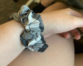 Grått rutigt klockarmband Apple Watch scrunchie band, Fitbit Versa, Samsung Galaxy Watch band, Välj tyg