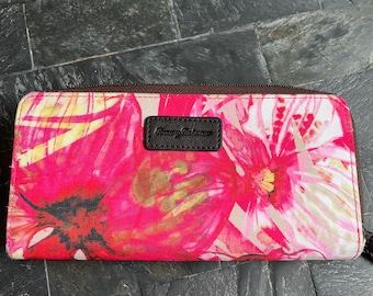 Tommy Bahama tropical fabric women’s zip top large wallet never used