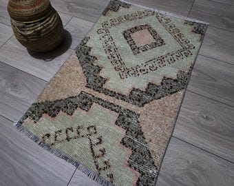 Small Green Vintage Turkish Rug: Oushak Kilim, Bohemian Door Mat