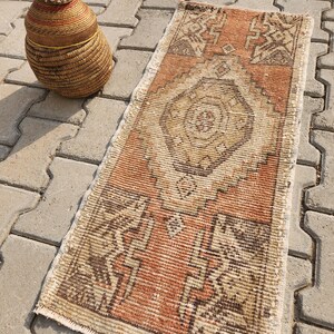 Kleiner Orangefarbener Vintage türkische Teppich: Handgefertigter Teppich aus Oushak (41 x 93 cm)
