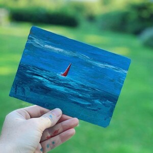 Dipinto di barca a vela, biglietto d'auguri artistico, biglietto d'auguri, opera d'arte originale trasformata in biglietto d'auguri, vela, mare, oceano, pittura, blu, rosso, regalo.