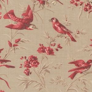 Peut inclure: Un tissu beige avec un motif r&eacute;p&eacute;t&eacute; d'oiseaux rouges, de fleurs et de feuillage. Les oiseaux sont repr&eacute;sent&eacute;s dans diff&eacute;rentes poses, certains en vol, d'autres perch&eacute;s sur des branches. Les &eacute;l&eacute;ments floraux comprennent des grappes de fleurs rouges et de feuilles d&eacute;licates.