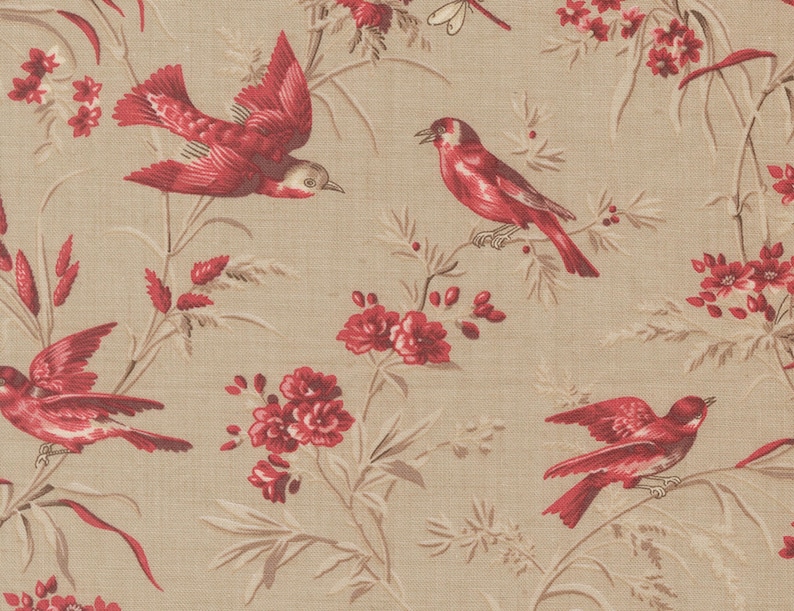 Peut inclure: Un tissu beige avec un motif r&eacute;p&eacute;t&eacute; d'oiseaux rouges, de fleurs et de feuillage. Les oiseaux sont repr&eacute;sent&eacute;s dans diff&eacute;rentes poses, certains en vol, d'autres perch&eacute;s sur des branches. Les &eacute;l&eacute;ments floraux comprennent des grappes de fleurs rouges et de feuilles d&eacute;licates.