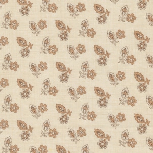Może przedstawiać: Kremowa tkanina z powtarzającym się wzorem brązowych i beżowych motyw&oacute;w kwiatowych i liści. Wz&oacute;r przedstawia stylizowane kwiaty i liście ułożone w małe grupy na powierzchni. Tkanina ma subtelny, teksturowany wygląd.
