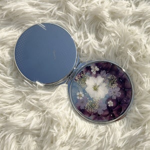 Multifunctional round pressed flower box, real dried pressed flowers pill box birth control pill case, real flower makeup case with mirror