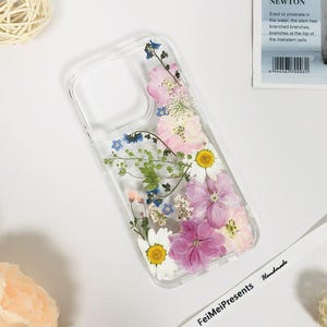 Funda para teléfono con flores prensadas de color rosa natural y blanco para iPhone 17e, iPhone 16e, 15, 14, 13, Google Pixel 10 y Samsung S26 Edge y S25 Ultra.