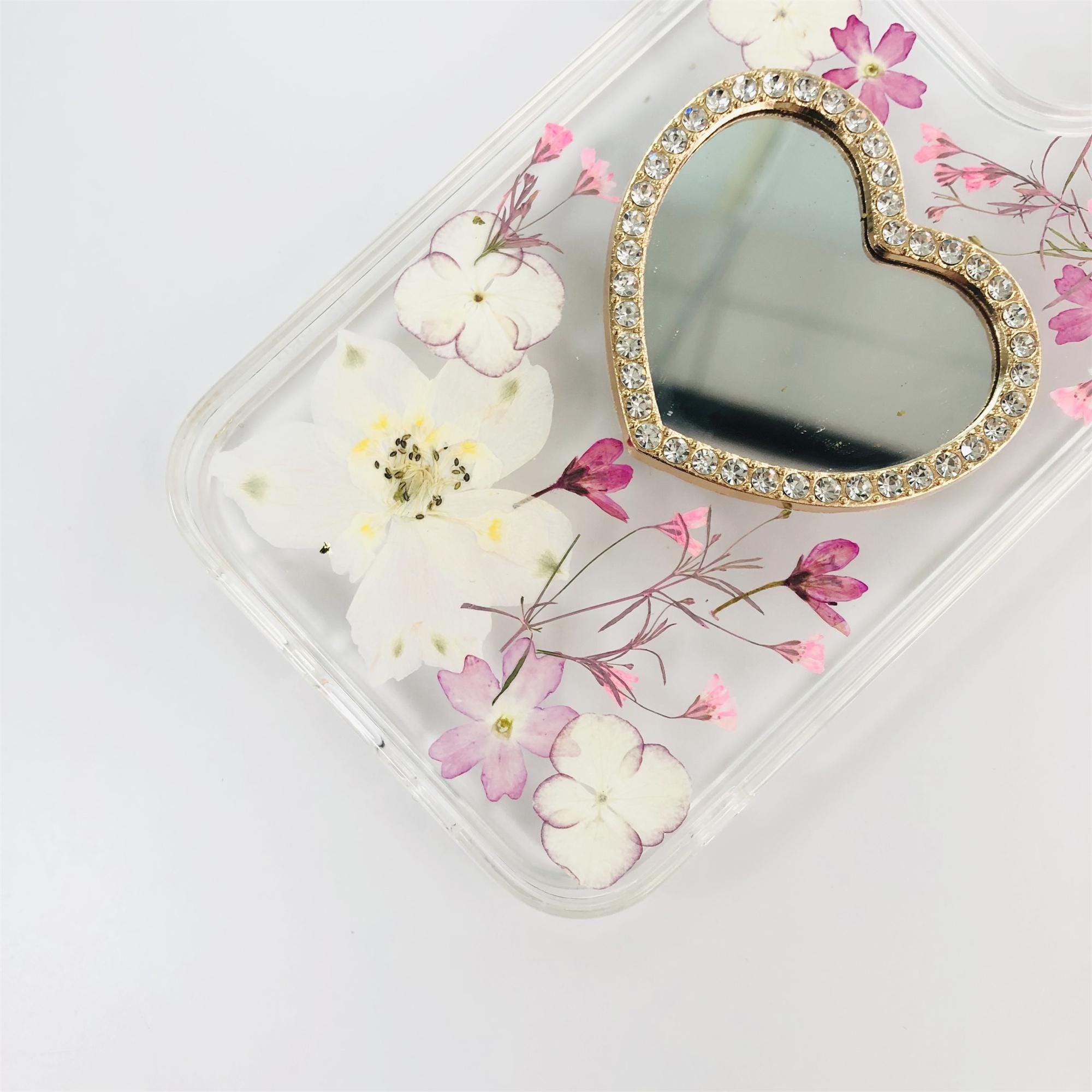 ピンクと白の生花とハート型の化粧鏡が付いた押し花のスマホケース