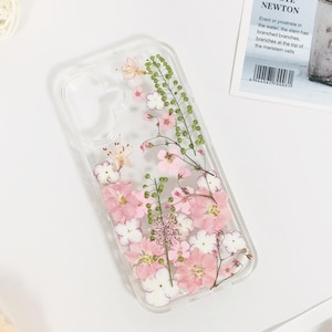 Funda para teléfono con diseño de flores naturales rosas y blancas prensadas para iPhone 17e, 16e, 15 Pro Max, iPhone 14, 13 y Google Pixel 10 Pro, 9 Pro y 8 Pro.
