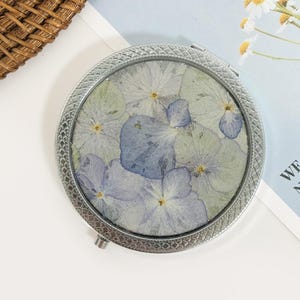 Espejo de maquillaje con flores prensadas de color azul natural, espejo compacto con flores reales, espejo de maquillaje de viaje, regalo de dama de honor, regalo de boda, regalo de Navidad