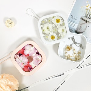 Caja de almacenamiento de joyas con flores prensadas naturales reales, diseño de hebilla emergente, caja de almacenamiento portátil para cortaúñas, hisopos de algodón y banda para el cabello, regalos para ella