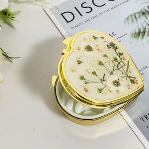 Pillendoosje met hartvormige bloemen, multifunctionele pillendoos met echte gedroogde bloemen, anticonceptiepillendoosje, make-updoosje met echte bloemen en spiegel