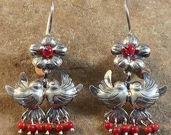 Brincos pequenos mexicanos em prata de lei e coral.
