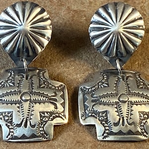 Pendientes de plata de ley con sello navajo de estilo antiguo
