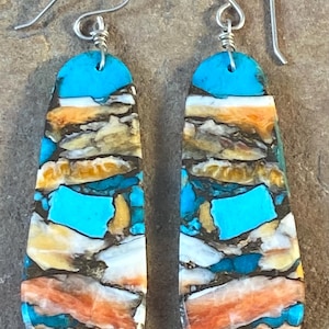 Ronald Chavez Kewa oorbellen met turquoise schelp/stekelige oesterplaat