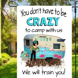 Pas besoin d'être fou pour camper avec nous png, Téléchargements de motifs pour sublimation de camping, drapeau camping jardin png, chemise de camping png, imprimable