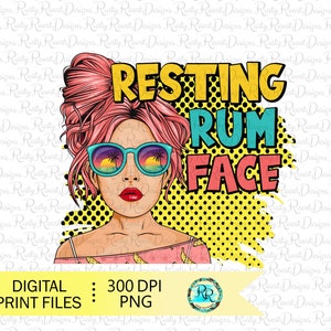 Op de afbeelding: Een digitale illustratie van een vrouw met roze haar en een zonnebril. De vrouw draagt een roze shirt met een banaanpatroon. De tekst "RESTING RUM FACE" staat in een comic-lettertype.
