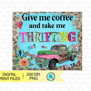 Op de afbeelding: Een digitaal printontwerp met een vintage vrachtwagen met de tekst "Give me coffee and take me thrifting" in kleurrijke letters. De vrachtwagen is geschilderd in tinten groen, roze en blauw en heeft een verweerde uitstraling. De achtergrond is lichtblauw met een luipaardprint.