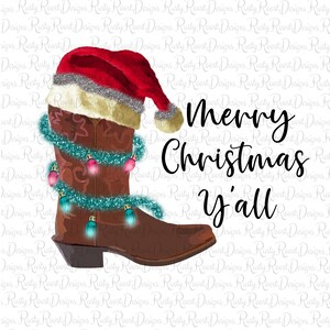 K&ouml;nnte beinhalten: Ein brauner Cowboy-Stiefel mit einem roten und wei&szlig;en Weihnachtsmann-Hut oben drauf. Der Stiefel ist mit einer t&uuml;rkisfarbenen Girlande und rosa und wei&szlig;en Lichtern verziert. Der Text "Merry Christmas Y'all" ist in Schwarz geschrieben.