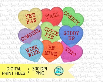 Puede incluir: Un conjunto de nueve corazones de conversación de caramelo en forma de corazón de colores con diferentes lemas, que incluyen "Yee Haw", "Y'all", "Cowboy", "Cowgirl", "Cutie Pie", "Giddy Up", "Wink Wink", "Be Mine" y "XOXO".