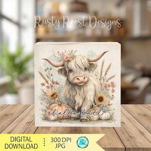 Può includere: Un cartello quadrato in legno con l'illustrazione di una mucca Highland dal pelo folto, circondata da girasoli, spighe di grano e zucche. Il testo "hello fall" è scritto in corsivo nero in basso e "Rusty Roost Designs" in alto.