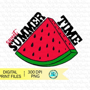 Può includere: Un file di stampa digitale di una fetta di anguria con il testo "Sweet Summer Time" in lettere nere. L'anguria è rossa con semi neri e una buccia verde. Lo sfondo è bianco.