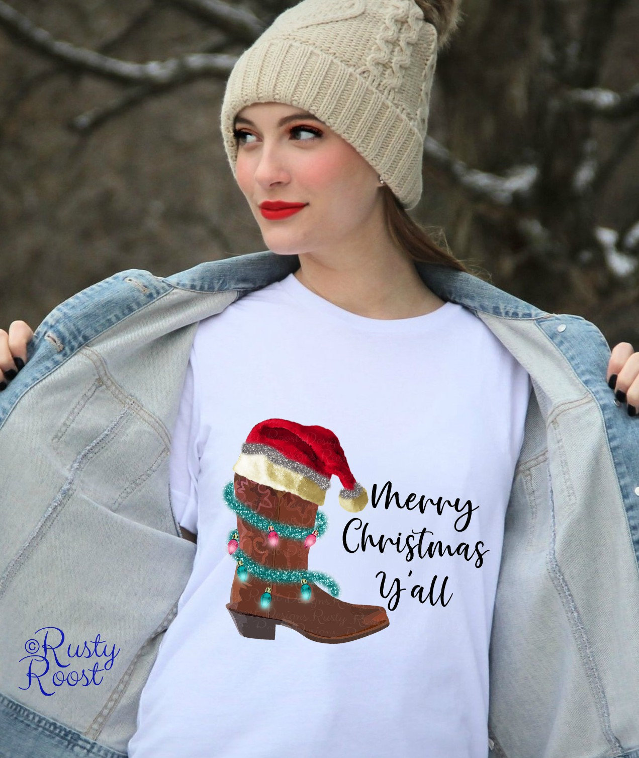 K&ouml;nnte beinhalten: Wei&szlig;es T-Shirt mit einem braunen Cowboy-Stiefel, der einen Weihnachtsmann-Hut und Weihnachtslichter tr&auml;gt. Der Text "Merry Christmas y'all" ist auf das T-Shirt gedruckt.