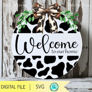 Bem-vindo, impressão de vaca SVG, Bem-vindo à nossa casa SVG, Placa de madeira de fazenda SVG, Arquivo de corte, Placa de madeira redonda SVG, Cabide de porta com impressão de vaca Svg
