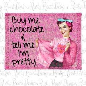 Op de afbeelding: Een roze en witte vintage-illustratie van een vrouw met een hart waarop 'Liefde' staat en de tekst 'Koop me chocolade en zeg me dat ik mooi ben'.
