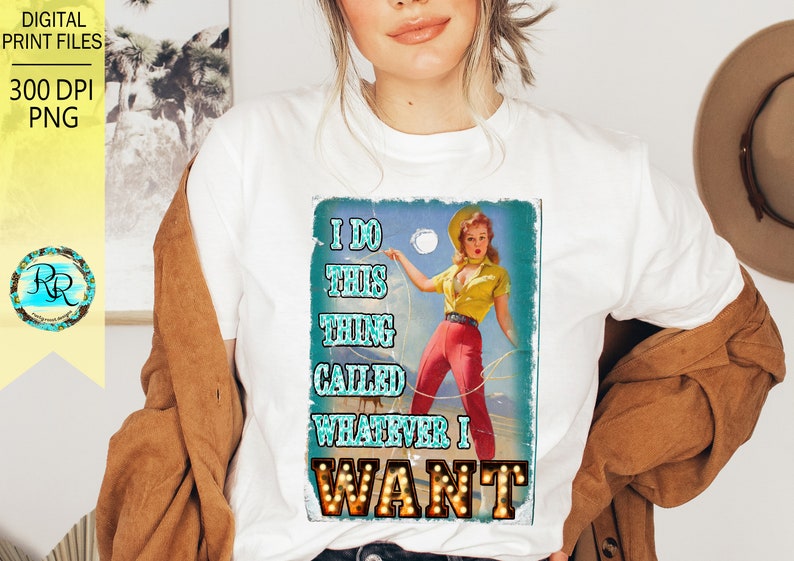 K&ouml;nnte beinhalten: Wei&szlig;es T-Shirt mit einem Retro-Grafik einer Frau in Gelb und Rot, die ein Seil h&auml;lt. Die Grafik zeigt "I DO THIS THING CALLED WHATEVER I WANT". Das Bild hat einen Vintage-Look.