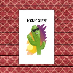 Puede incluir: Un cactus verde con gafas de sol sobre un fondo morado, naranja y amarillo. El texto "LOOKIN' SHARP" está por encima del cactus.