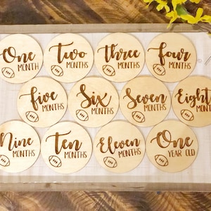 Houten maandelijkse mijlpalen cirkels met voetbal - alleen SVG-bestand