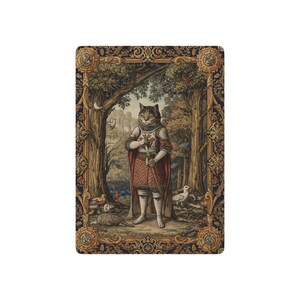 Puede incluir: Impresión rectangular decorativa que presenta un gato vestido como un caballero medieval, de pie en una escena de bosque. El gato lleva armadura, una capa roja y sostiene una espada. La obra de arte tiene una apariencia vintage, tipo tapiz, con bordes ornamentados.