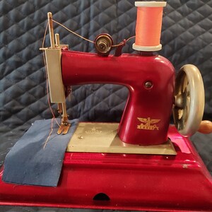 Vintage Toy / Child's / Kid's Sewing Machine: 1970s Holly Hobbie