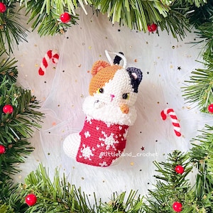 Pudding il gatto calico nella calza di Natale a forma di fiocco di neve, schema all'uncinetto / schema amigurumi / schema inglese / schema all'uncinetto natalizio