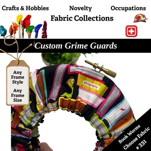 Puede incluir: Un protector de suciedad personalizado con un diseño de tela colorido con libros y un personaje de dibujos animados. El protector se sujeta con un tornillo de latón y está etiquetado como "Book Worms Choose Fabric #331". La etiqueta dice "Any Frame Style" y "Any Frame Size".