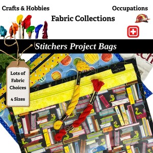 Puede incluir: Bolsas de proyecto para costureras con varias opciones de tela y tamaños. Las bolsas presentan patrones coloridos, incluyendo globos aerostáticos y libros. La imagen también muestra hilo de bordar en amarillo y rojo, y el texto "Stitchers Project Bags".