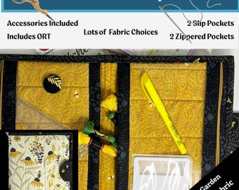 Puede incluir: Un organizador de tela acolchada titulado Stitcher's Mini Companion con un interior amarillo con estampado de abejas, dos bolsillos abiertos, dos bolsillos con cremallera y un contenedor ORT. La tela exterior es un estampado floral de abejas Bee Garden #888.