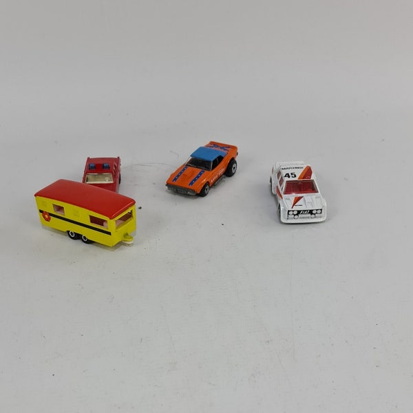 Vier alte Matchbox Autos