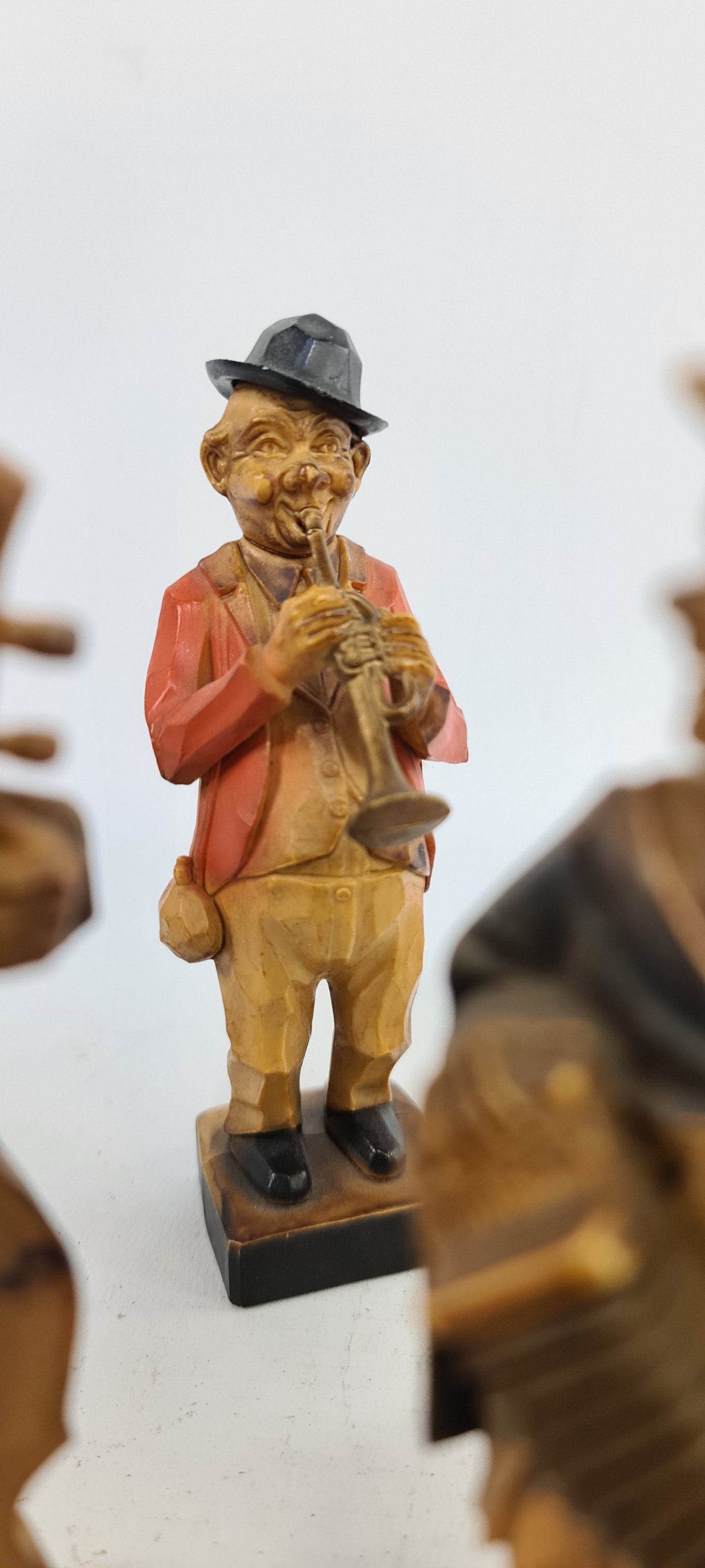 Sculpture ancienne en bois sculptée d'une paysanne folklorique