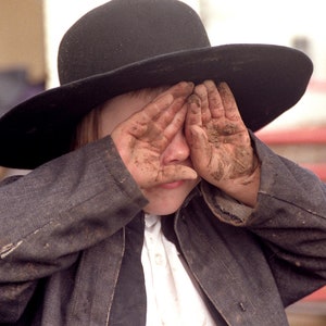 Fotografía amish, &quot;Manos Sucias&quot; Impresión Amish, Impresión de Arte, Amish Boy, Decoración de País, Baño, Regalo para ella