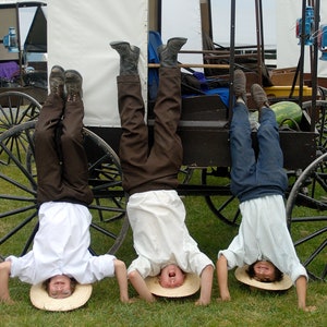 Fotografía amish, &quot;Tres chiflados&quot; impresión amish, impresión de arte, fotografía de bellas artes, decoración de campo, niños amish, decoración de oficina, regalo para él