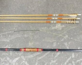 Vintage Longbow with Wooden Arrows