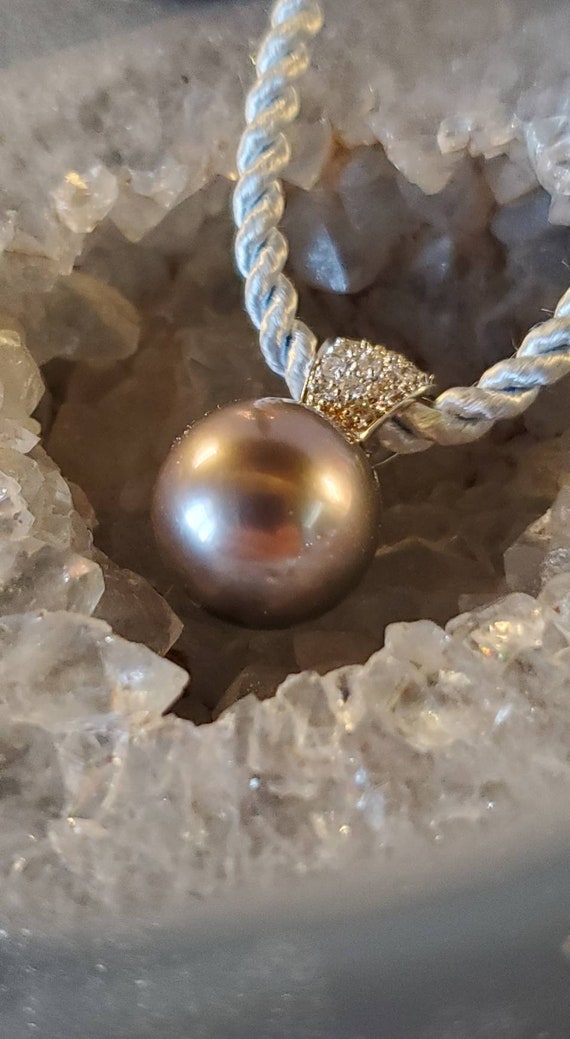 Tahitian pearl and diamond pendant - image 1