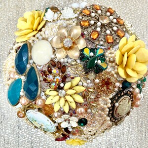 Jeweled brooch bouquet ‘Old Fashioned’ vintage wedding bridal bouquet pearls green gold ivory