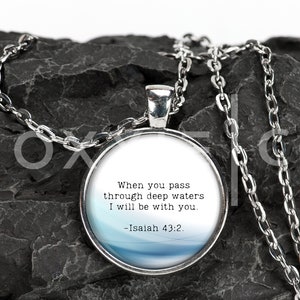 Jesaja 43: 2 // Unterstützung der psychischen Gesundheit Christliche Bibel Vers Anhänger Halskette Glaube Schrift Schmuck Geschenke für sie Schlüsselbund