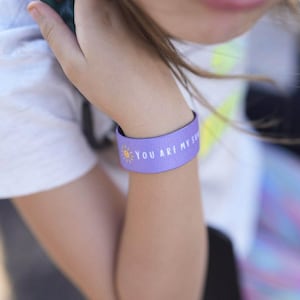 Medicinskt varningsarmband för barn och tonåringar. Medicinskt ID-armband för barn med allergi, autism, diabetes och varning. Anpassat PERSONLIGT ID-armband. bild 14